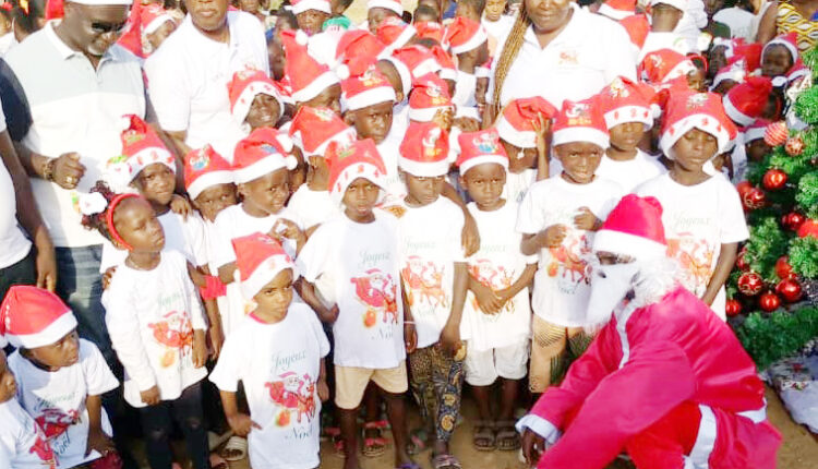 Arbre-de-noël-à-Boussoukro (2)
