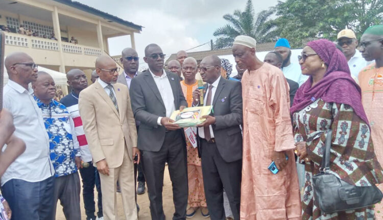 Don-de-la-matca-au-groupe-scolaire- (7)