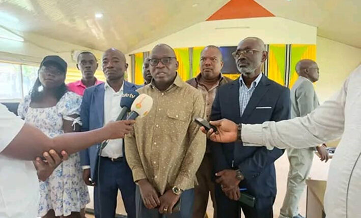 Dons matériels scolaire de Anne Ouloto (1)