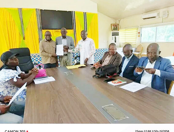 Dons matériels scolaire de Anne Ouloto (2)